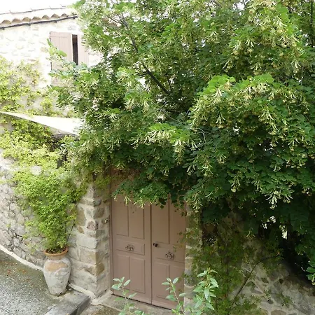 Les Vieux Murs Bed & Breakfast *