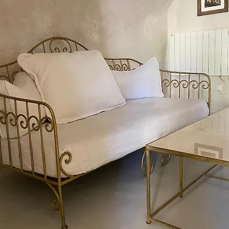Les Vieux Murs Oda ve Kahvaltı 4*