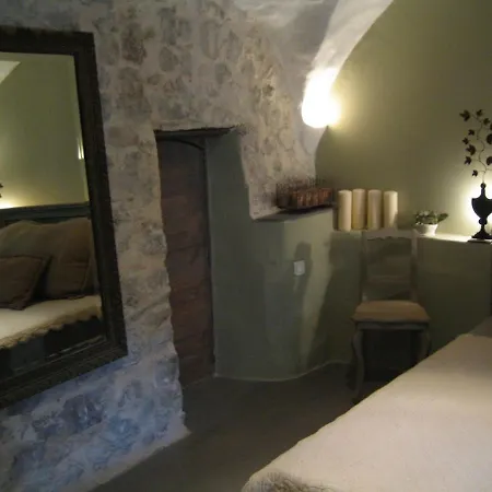 Les Vieux Murs Bed & Breakfast *