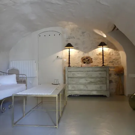Les Vieux Murs Bed & Breakfast